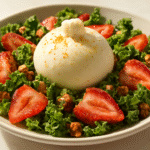Salada Anti-Inflamatória de Morango e Couve com Burrata